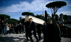 Les funérailles à Rome le 7 janvier 2026 de Riccardo Minghetti, une des jeunes victimes italiennes de l'incendie dans un bar de Crans-Montana, en Suisse    ( AFP / Filippo MONTEFORTE )