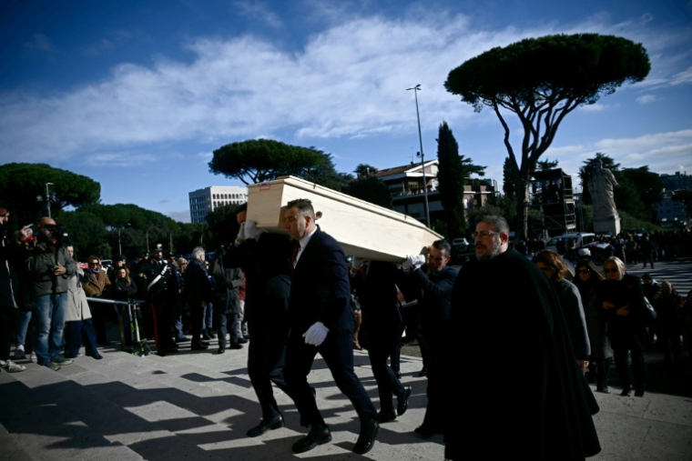 Les funérailles à Rome le 7 janvier 2026 de Riccardo Minghetti, une des jeunes victimes italiennes de l'incendie dans un bar de Crans-Montana, en Suisse    ( AFP / Filippo MONTEFORTE )