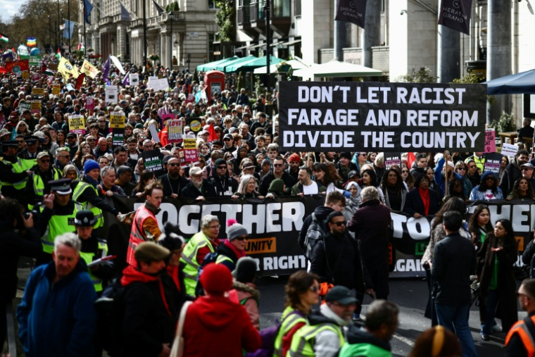 Manifestation contre l'extrême droite, organisée par l'Alliance Together, à Londres, le 28 mars 2026 ( AFP / Henry NICHOLLS )