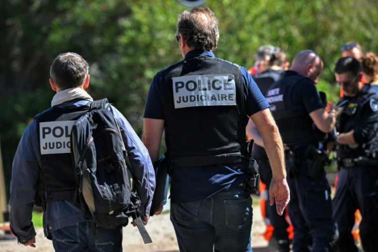 Des enquêteurs de la police judiciaire arrivent le 12 septembre 2026 à l'endroit où un TER a déraillé la veille, faisant 44 blessés à Cléon, en Seine-Maritime ( AFP / Guillaume SALIGOT )