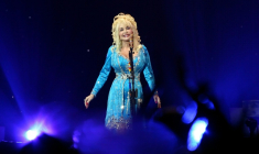 Dolly Parton se produit à Londres le 5 juillet 2008 ( AFP / LEON NEAL )