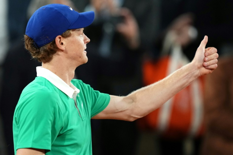 Jannik Sinner fête sa victoire au premier tour de Roland-Garros contre le Français Arthur Rinderknech, le 26 mai 2025 ( AFP / Dimitar DILKOFF )