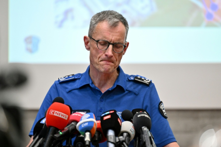 Michael Leupold, commandant de la police cantonale d'Argovie, lors d'une conférence de presse après une fusillade lors d'une rave-party à Aarau, le 30 août 2026 dans le nord de la Suisse ( AFP / Harold CUNNINGHAM )