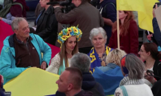 Des manifestants se rassemblent à Varsovie pour célébrer la fête de l'indépendance ukrainienne