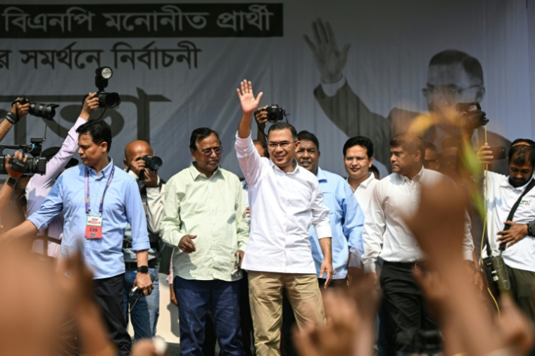 Tarique Rahman (c, président du Parti nationaliste du Bangladesh (BNP) et candidat aux élections, salue ses partisans à Dacca au dernier jour de la campagne électorale, le 9 février 2026  ( AFP / Sajjad HUSSAIN )