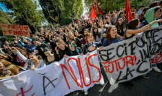 Des étudiants et des travailleurs participent à une manifestation pour réclamer davantage de financements pour les établissements scolaires et contre l'augmentation du coût de la vie, le 30 octobre 2026 à Rome ( AFP / Andreas SOLARO )