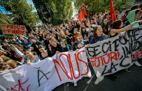 Des étudiants et des travailleurs participent à une manifestation pour réclamer davantage de financements pour les établissements scolaires et contre l'augmentation du coût de la vie, le 30 octobre 2026 à Rome ( AFP / Andreas SOLARO )