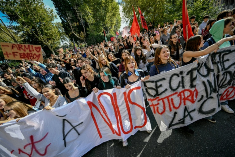 Des étudiants et des travailleurs participent à une manifestation pour réclamer davantage de financements pour les établissements scolaires et contre l'augmentation du coût de la vie, le 30 octobre 2026 à Rome ( AFP / Andreas SOLARO )