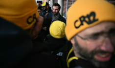 L'avocat Alexandre Ducrocq (c) à Toulouse le 13 février 2026 représentant les agriculteurs de la Coordination rurale qui seront jugés le 8 avril devant le tribunal correctionnel de Toulouse pour dégradations en réunion de transformateurs Enedis ( AFP / Lionel BONAVENTURE )