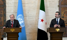 Le secrétaire général de l'ONU, Antonio Guterres (G), et le ministre syrien des Affaires étrangères, Assaad al-Chaibani (D), lors d'une conférence de presse le 25 juillet 2026 à Damas ( AFP / LOUAI BESHARA  )