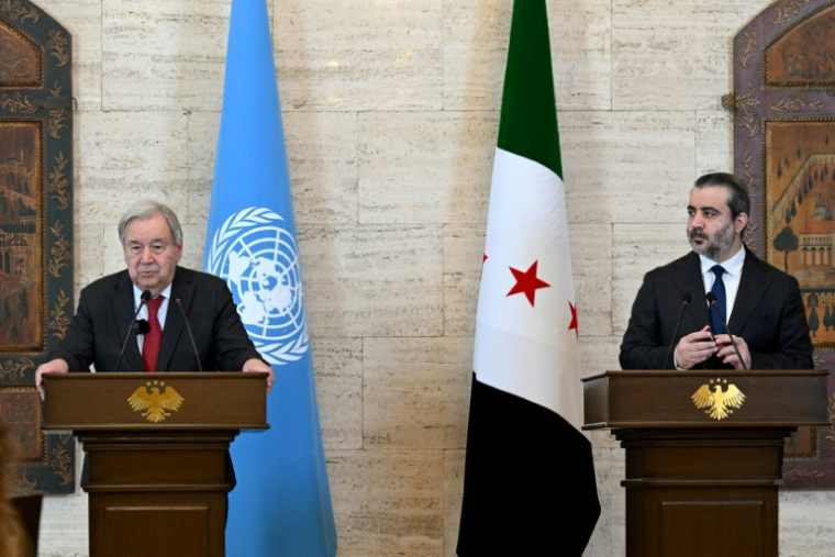 Le secrétaire général de l'ONU, Antonio Guterres (G), et le ministre syrien des Affaires étrangères, Assaad al-Chaibani (D), lors d'une conférence de presse le 25 juillet 2026 à Damas ( AFP / LOUAI BESHARA  )