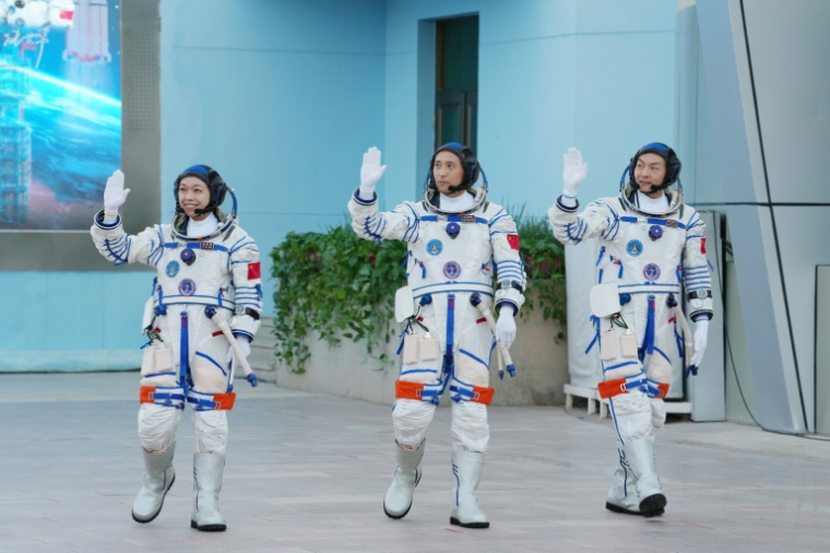 (g-d) Les astronautes de la mission spatiale chinoise Shenzhou-23 Li Jiaying, Zhu Yangzhu et Zhang Zhiyuan saluent la foule lors d'une cérémonie de départ au Centre de lancement de satellites de Jiuquan, dans le désert de Gobi, au nord-ouest de la Chine, le 24 mai 2025 ( CNS / - )