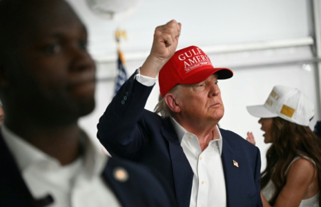 Le président américain Donald Trump visite un centre de rétention pour migrants à Ochopee, en Floride, le 1er juillet 2025 ( AFP / ANDREW CABALLERO-REYNOLDS )
