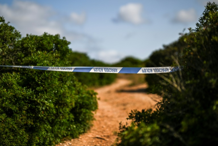 Un ruban interdit l'accès à une zone où les enquêteurs portugais et allemands ont repris leurs investigations dans le cadre de la disparition en 2007 de Maddie McCann, le 3 juin 2025 à Lagos, au Portugal ( AFP / Patricia DE MELO MOREIRA )