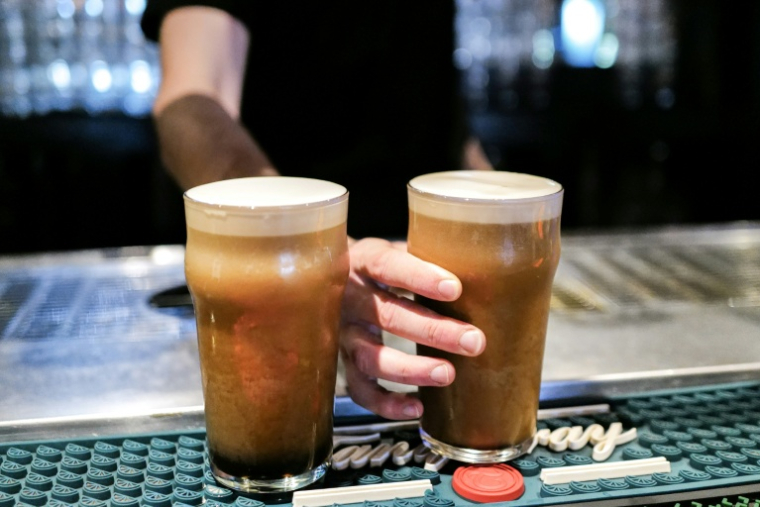 Le coût massif de l'alcool pour la société et son rôle dans les violences commises par les hommes doivent faire l'objet de politiques publiques plus volontaristes, selon des experts ( AFP / Charly TRIBALLEAU )