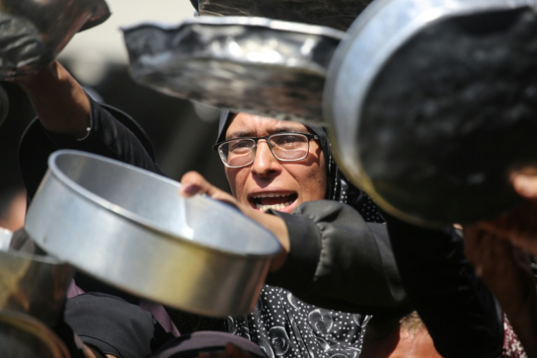 Nihaya Al-Masri (C), une Palestinienne déplacée lors d'une distribution alimentaire à Khan Younès, dans le sud du territoire palestinien, le 6 octobre 2026  ( AFP / Bashar Taleb )