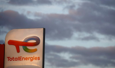 Un panneau de TotalEnergies dans une station-service