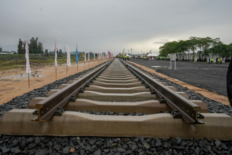 Une portion de la ligne Standard Gauge Railway dont une extension a été inaugurée par les présidents kényan William Ruto (G) et ougandais Yoweri Museveni (D) à Kisumu, dans l'ouest du Kenya, le 21 mars 2026 ( Digital / Brian ONGORO )