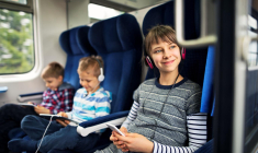 Plusieurs possibilités existent pour prendre en charge les jeunes voyageurs de moins de 14 ans. ( crédit photo : Getty Images )