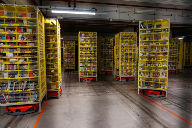 Des armoires sont transportées par des petits robots dans l'entrepôt Amazon de Brétigny-sur-Orge, en Essonne, le 22 novembre 2023 ( AFP / Dimitar DILKOFF )
