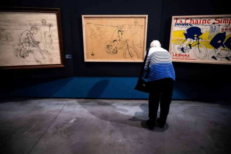 Une visiteuse à l'exposition "Toulouse-Lautrec et l'art de l'affiche", le 29 avril 2025 au musée Toulouse-Lautrec à Albi ( AFP / Lionel BONAVENTURE )