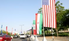 Des drapeaux américains et iraniens le long d'une route à Mascate, le 25 avril 2025 au sultanat d'Oman ( AFP / Haitham AL-SHUKAIRI )