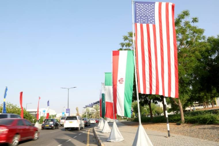 Des drapeaux américains et iraniens le long d'une route à Mascate, le 25 avril 2025 au sultanat d'Oman ( AFP / Haitham AL-SHUKAIRI )