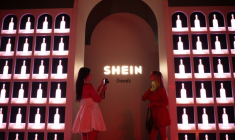 Des invités posent devant le logo Shein pendant le premier défilé italien de la plateforme, le 16 octobre à 2025 à Milan    ( AFP / Piero CRUCIATTI )
