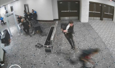 Image tirée d'une vidéo publiée sur le compte X de Jeanine Pirro, procureure des États-Unis pour le district de Columbia, le 30 avril 2026, montrant le suspect Cole Allen courant à travers un point de contrôle de sécurité d'un hôtel lors du dîner des correspondants de la Maison Blanche à Washington, le 25 avril 2026 ( US Attorney for the District of Colombia / HANDOUT )