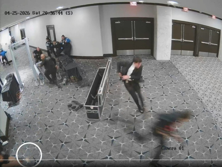 Image tirée d'une vidéo publiée sur le compte X de Jeanine Pirro, procureure des États-Unis pour le district de Columbia, le 30 avril 2026, montrant le suspect Cole Allen courant à travers un point de contrôle de sécurité d'un hôtel lors du dîner des correspondants de la Maison Blanche à Washington, le 25 avril 2026 ( US Attorney for the District of Colombia / HANDOUT )