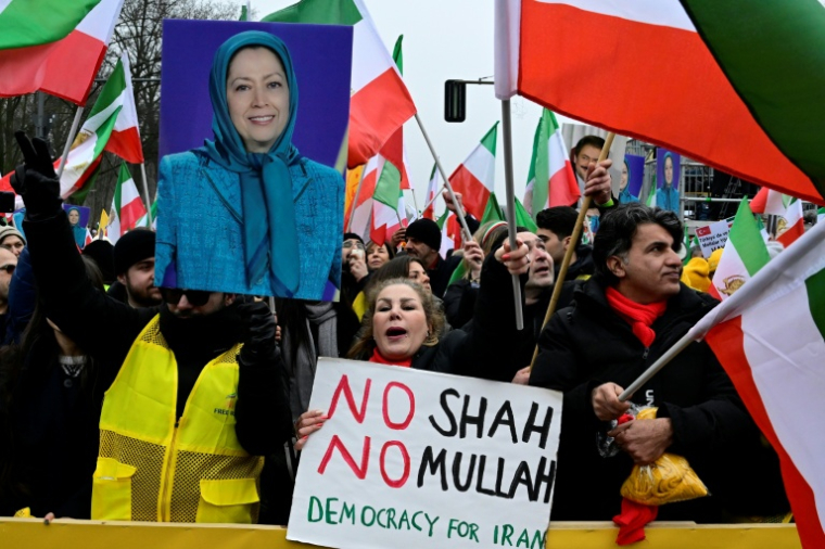 Des milliers d'opposants iraniens réclament la chute de la République islamique lors d'une manifestation, le 7 février 2026 à Berlin ( AFP / John MACDOUGALL )