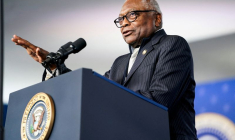 PHOTO DE FICHIER : Le représentant américain Jim Clyburn (D-SC) s'exprime sur scène au musée international afro-américain de Charleston