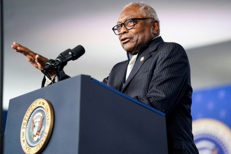 PHOTO DE FICHIER : Le représentant américain Jim Clyburn (D-SC) s'exprime sur scène au musée international afro-américain de Charleston