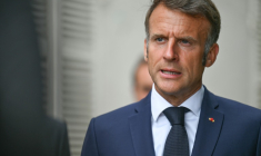 Le président Emmanuel Macron le 13 août 2025 à Bormes-les-Mimosas, dans le Var ( POOL / PHILIPPE MAGONI )
