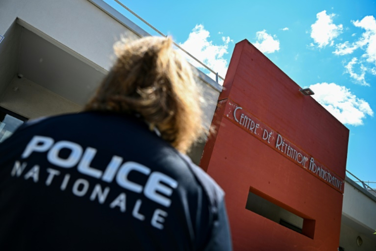 L'entrée du centre de rétention administrative de Nîmes le 24 juillet 2025 ( AFP / GABRIEL BOUYS )