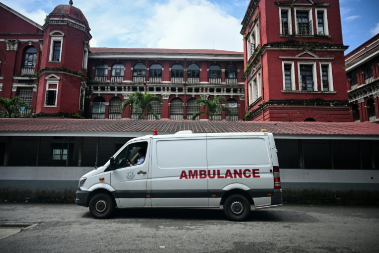 Une ambulance devant l'hôpital général de Rangoun, en pleine épidémie de diarrhée, le 14 août 2026 en Birmanie ( AFP / Sai Aung MAIN )
