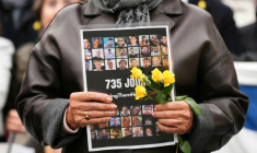 Des portraits d'otages détenus à Gaza, pendant un rassemblement place du Trocadéro à Paris, le 10 octobre 2025 ( AFP / Dimitar DILKOFF )
