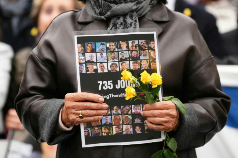 Des portraits d'otages détenus à Gaza, pendant un rassemblement place du Trocadéro à Paris, le 10 octobre 2025 ( AFP / Dimitar DILKOFF )