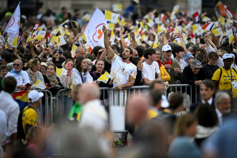 Foule réunie aux Champs-Elysées avant la venue du pape Léon XIV pour une messe solennelle en plein air place de la Concorde, le 26 septembre 2026 Paris  ( AFP / JULIEN DE ROSA )