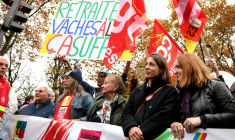 Sophie Binet (2e à droite), secrétaire générale de la CGT, lors d'une manifestation de retraités organisée à Paris le 6 novembre 2025 à l'appel de syndicats et d'associations contre les projets d'économies budgétaires de l'État et de la sécurité sociale pour 2026 ( AFP / Thomas SAMSON )