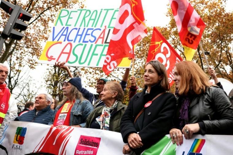 Sophie Binet (2e à droite), secrétaire générale de la CGT, lors d'une manifestation de retraités organisée à Paris le 6 novembre 2025 à l'appel de syndicats et d'associations contre les projets d'économies budgétaires de l'État et de la sécurité sociale pour 2026 ( AFP / Thomas SAMSON )