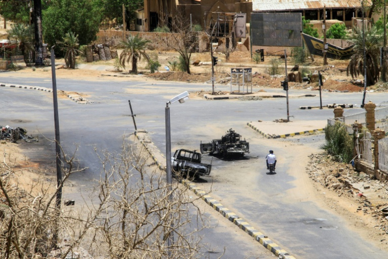 Véhicules militaires détruits devant un hôpital de Khartoum, le 28 avril 2025 ( AFP / - )