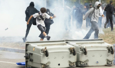 Des manifestants font face à la police au milieu des gaz lacrymogènes devant le lycée Kléber à Strasbourg, le 1er octobre 2026 ( AFP / ROMEO BOETZLE )