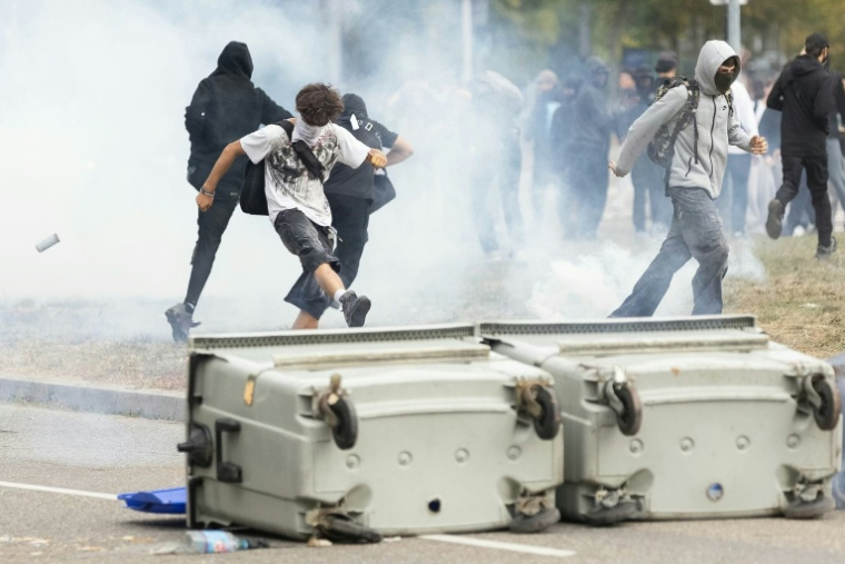 Des manifestants font face à la police au milieu des gaz lacrymogènes devant le lycée Kléber à Strasbourg, le 1er octobre 2026 ( AFP / ROMEO BOETZLE )