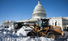 Une pelleteuse dégage de la neige devant le Capitole de Washington, le 2 février 2026 ( AFP / ANDREW CABALLERO-REYNOLDS )