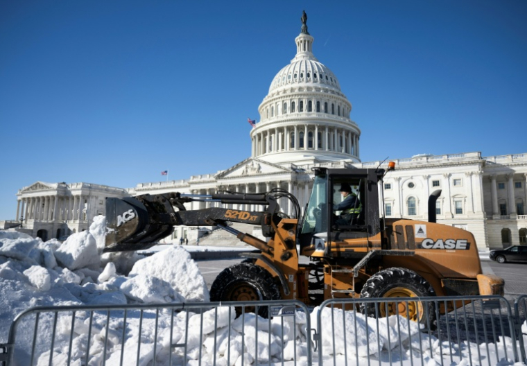 Une pelleteuse dégage de la neige devant le Capitole de Washington, le 2 février 2026 ( AFP / ANDREW CABALLERO-REYNOLDS )