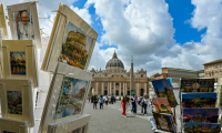 Des cartes postales en vente devant la basilique, place Saint-Pierre au Vatican, le 5 mai 2025 ( AFP / Gabriel BOUYS )