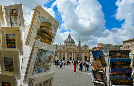Des cartes postales en vente devant la basilique, place Saint-Pierre au Vatican, le 5 mai 2025 ( AFP / Gabriel BOUYS )