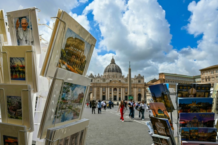 Des cartes postales en vente devant la basilique, place Saint-Pierre au Vatican, le 5 mai 2025 ( AFP / Gabriel BOUYS )