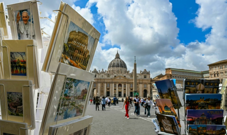 Des cartes postales en vente devant la basilique, place Saint-Pierre au Vatican, le 5 mai 2025 ( AFP / Gabriel BOUYS )